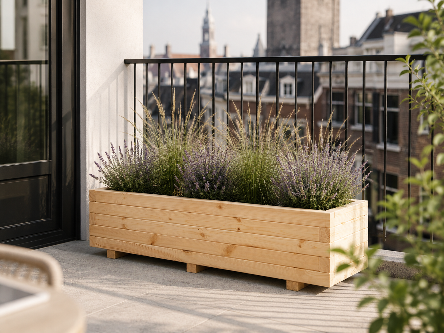 Houten plantenbak gevuld met bloeiende planten