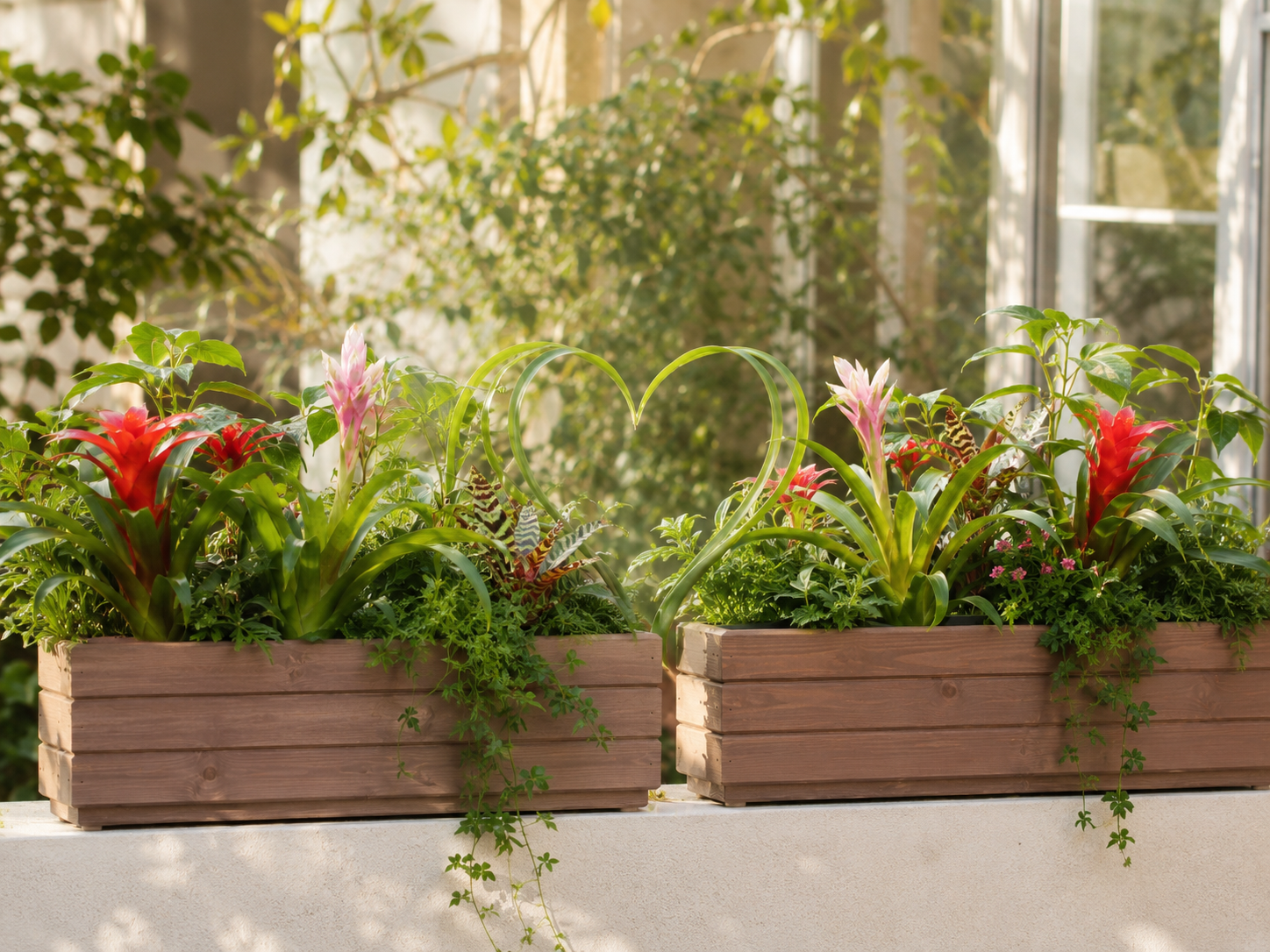 Houten plantenbakken van Plant&bak gevuld met planten