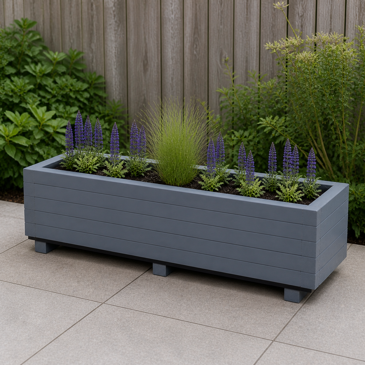 Houten plantenbak 115 cm antraciet in een rustige tuinsituatie