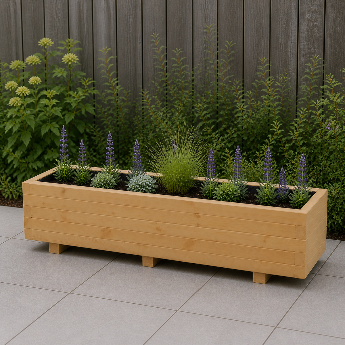 Houten plantenbak 115 cm light oak in een rustige tuinsituatie