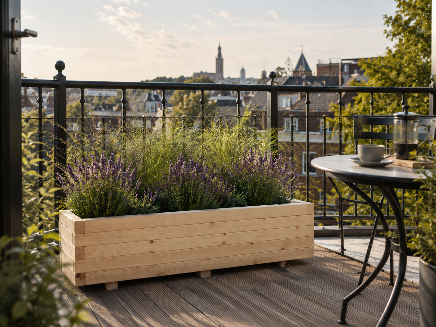 Houten plantenbak op een smal balkon