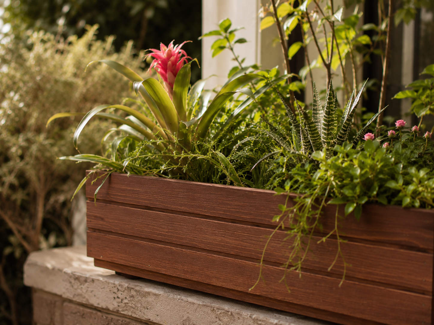 Houten plantenbak in walnoot met bloemen, close-up