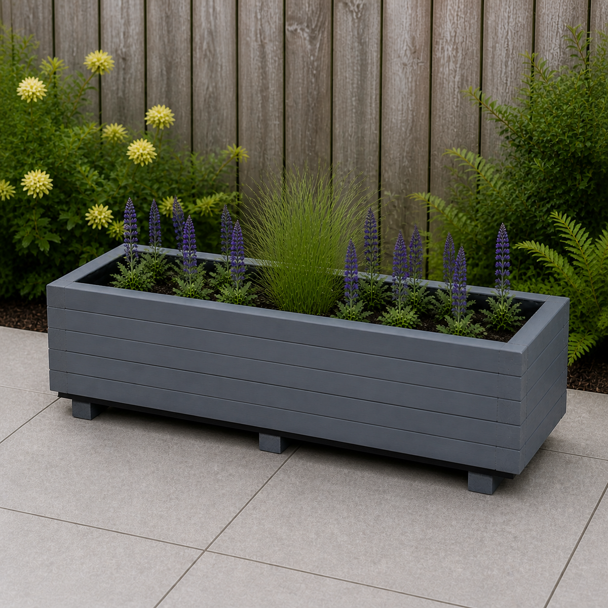 Houten plantenbak 100 cm antraciet in een rustige tuinsituatie 