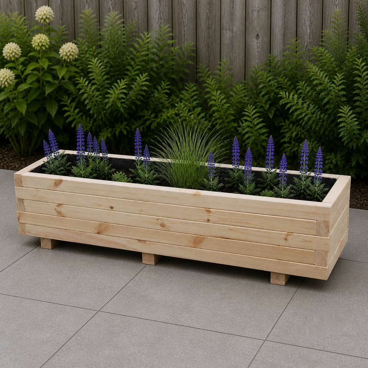 Houten plantenbak 115 cm naturel in een rustige tuinsituatie 