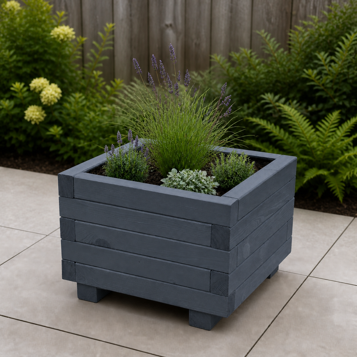 Houten plantenbak 40 cm antraciet in een rustige tuinsituatie 