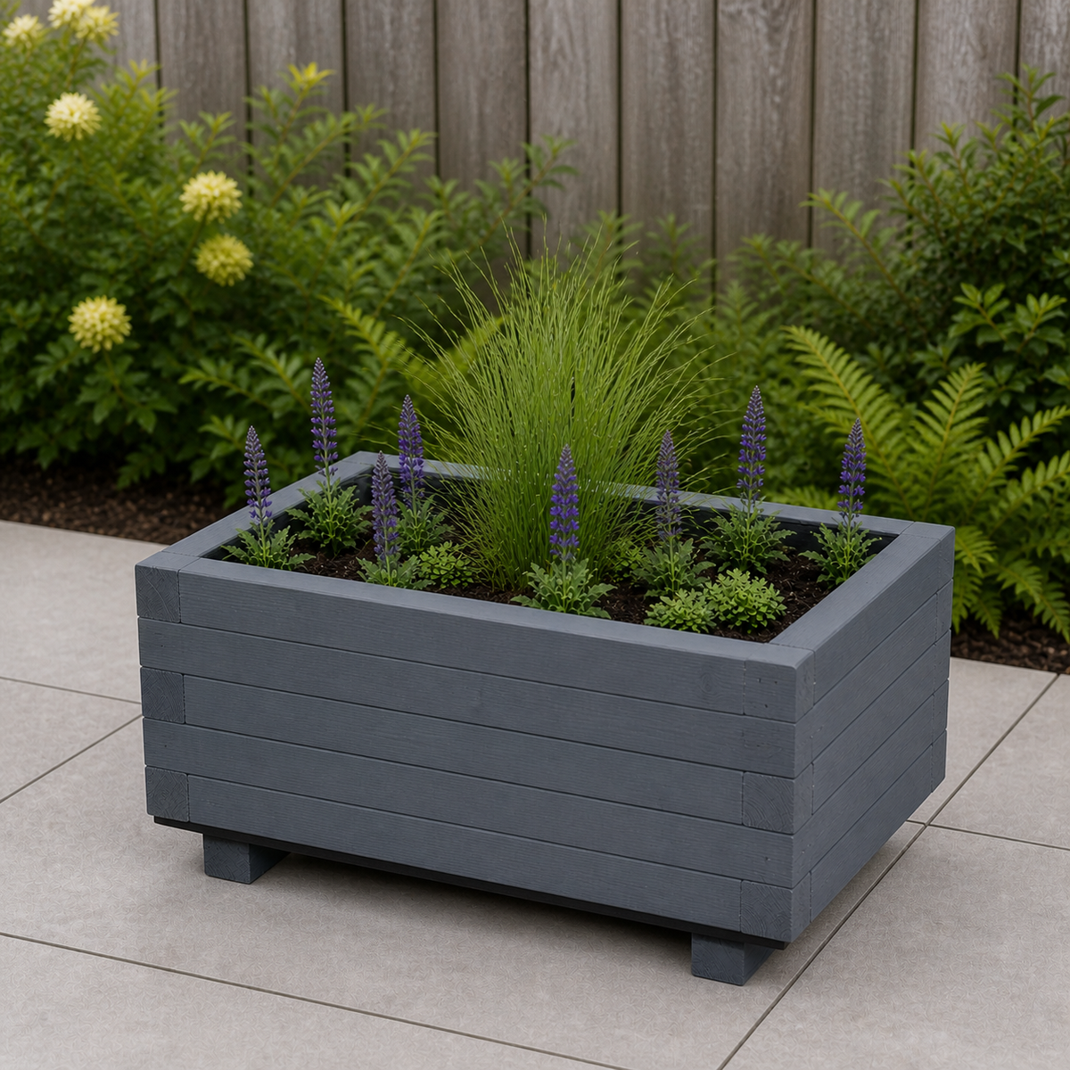 Houten plantenbak 60 cm antraciet in een rustige tuinsituatie 