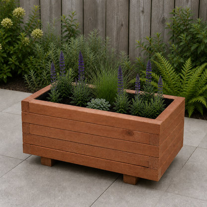 Houten plantenbak 60 cm walnoot in een rustige tuinsituatie 