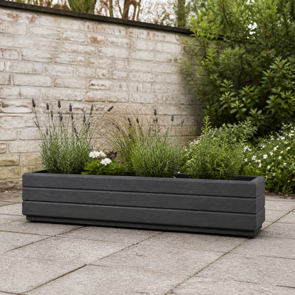 Houten balkonplantenbak 110 cm antraciet in Nederlandse tuin met rustige beplanting 