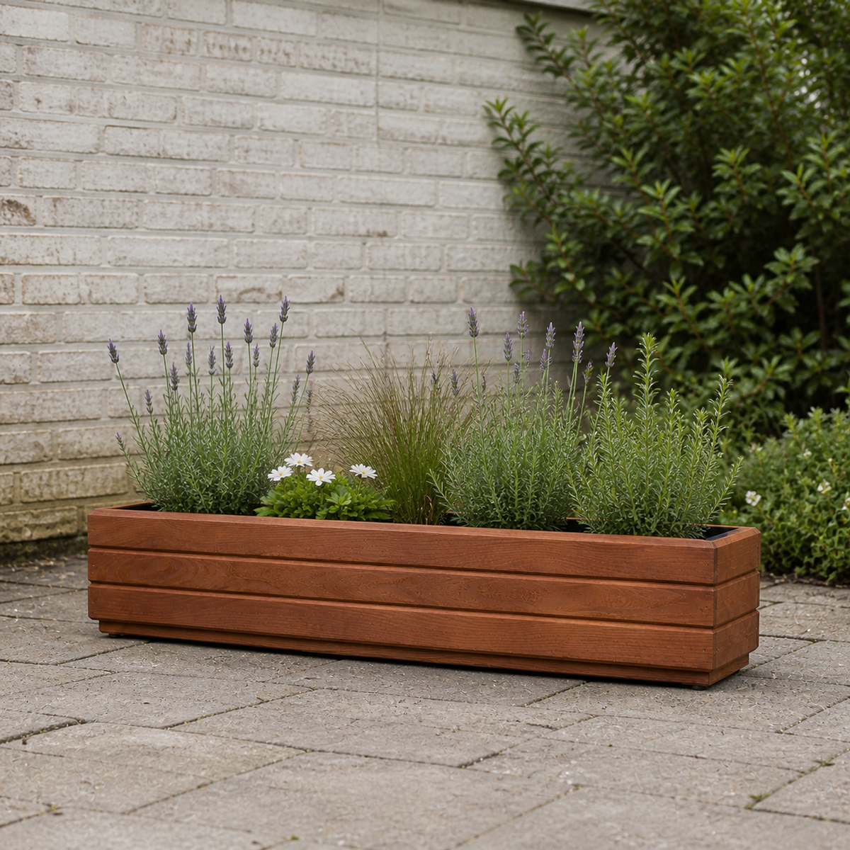 Houten balkonplantenbak 110 cm walnoot in Nederlandse tuin met rustige beplanting 