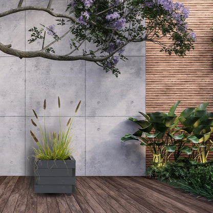 Houten plantenbak 33 cm in antraciet met echte beplanting in een tuinsituatie 