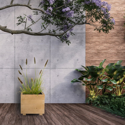 Houten plantenbak 33 cm in light oak met echte beplanting in een tuinsituatie 