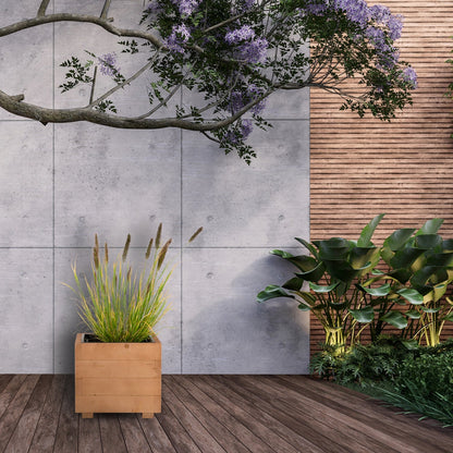 Houten plantenbak 33 cm in walnoot met echte beplanting in een tuinsituatie 