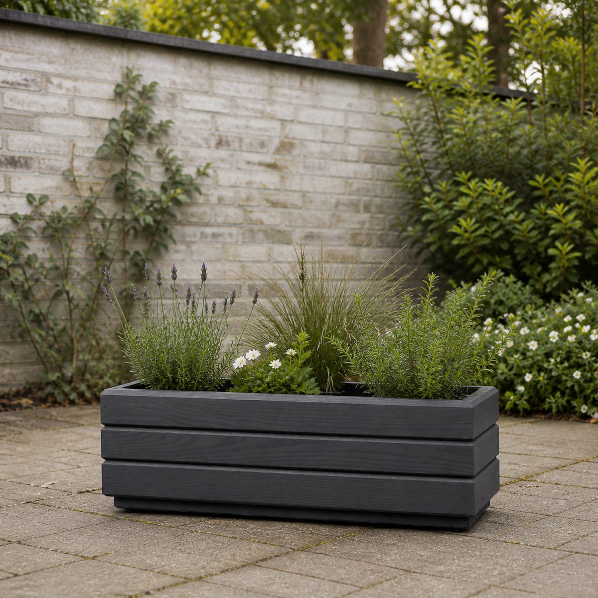 Houten balkonplantenbak 50 cm antraciet in Nederlandse tuin met rustige beplanting 