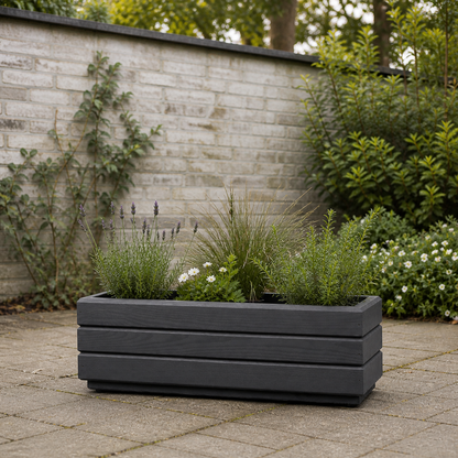 Houten balkonplantenbak 50 cm antraciet in Nederlandse tuin met rustige beplanting 