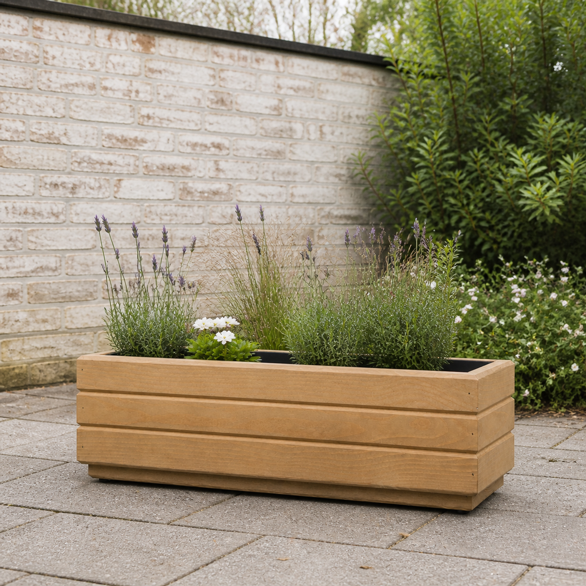Houten balkonplantenbak 50 cm light oak in Nederlandse tuin met rustige beplanting 
