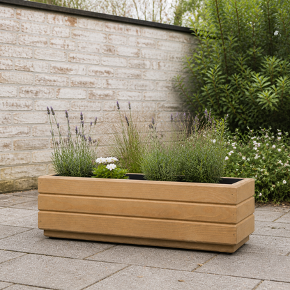Houten balkonplantenbak 50 cm light oak in Nederlandse tuin met rustige beplanting 
