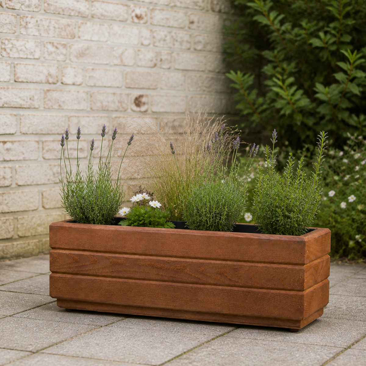 Houten balkonplantenbak 50 cm walnoot in Nederlandse tuin met rustige beplanting 
