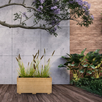 Houten plantenbak 62 cm in light oak met echte beplanting in een tuinsituatie 
