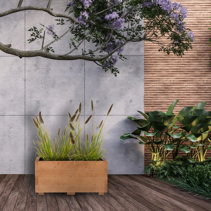 Houten plantenbak 62 cm in walnoot met echte beplanting in een tuinsituatie 