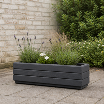 Houten balkonplantenbak 70 cm antraciet in Nederlandse tuin met rustige beplanting 