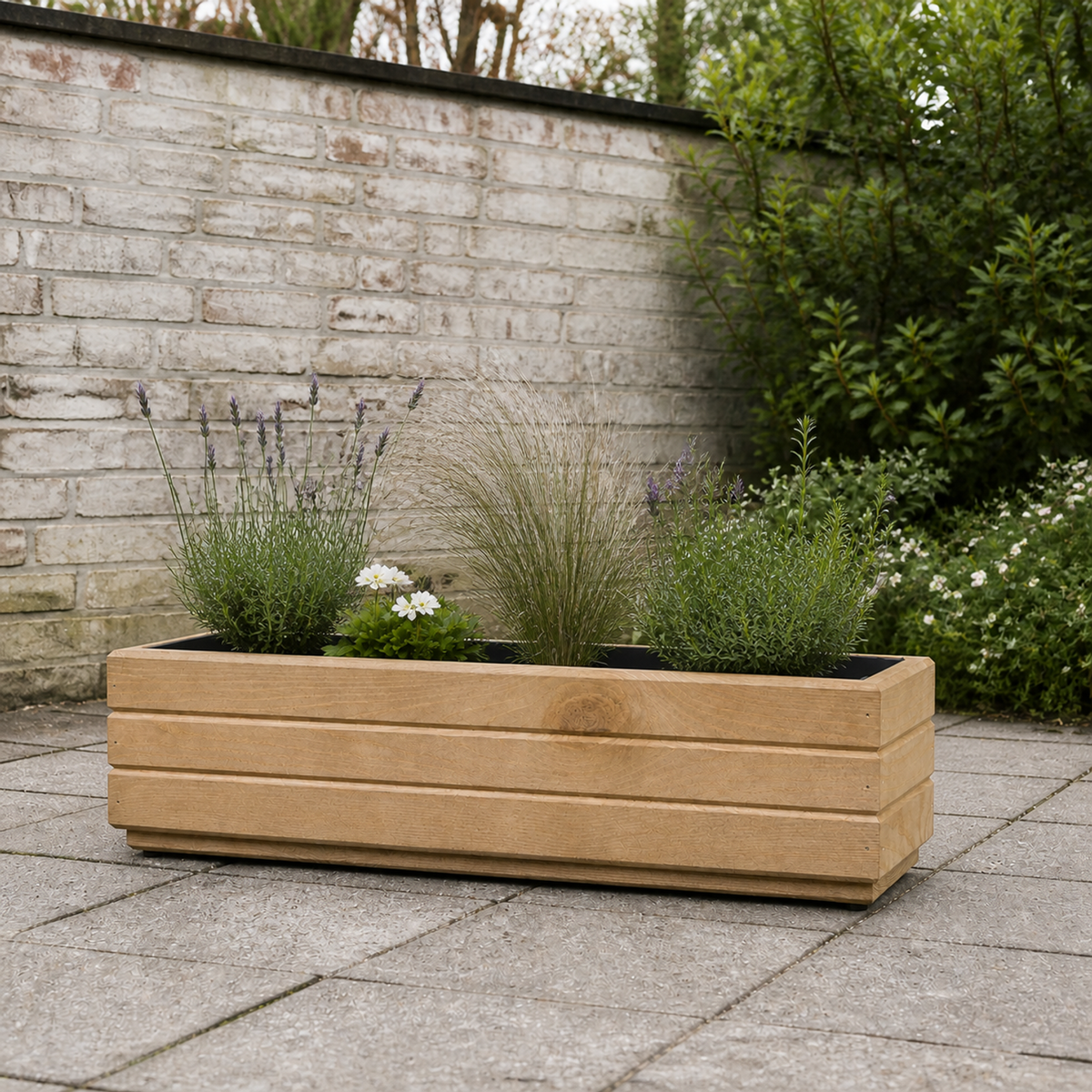 Houten balkonplantenbak 70 cm light oak in Nederlandse tuin met rustige beplanting 