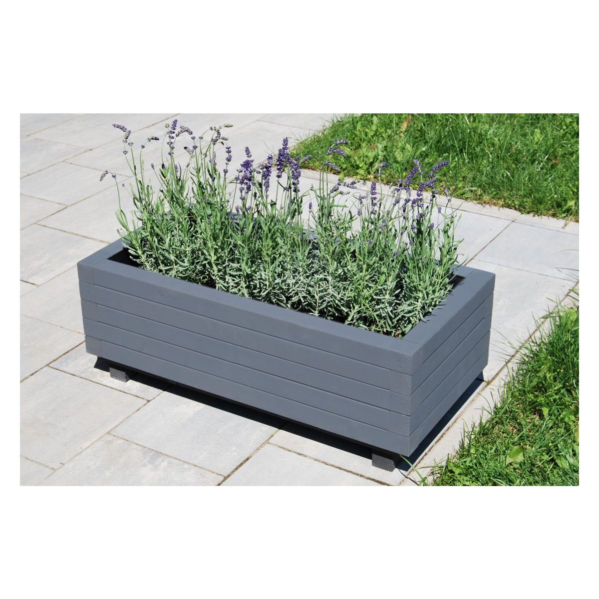 Houten plantenbak 80 cm in antraciet in een echte tuin 