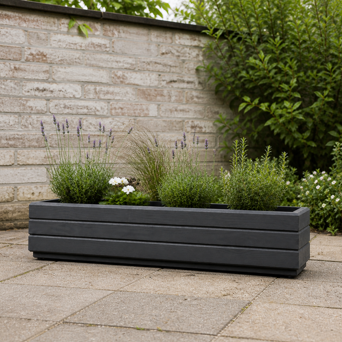 Houten balkonplantenbak 90 cm antraciet in Nederlandse tuin met rustige beplanting 