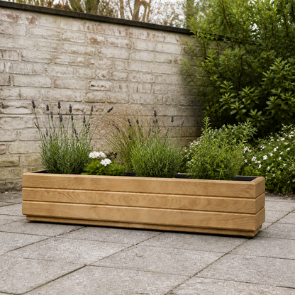 Houten balkonplantenbak 90 cm light oak in Nederlandse tuin met rustige beplanting 