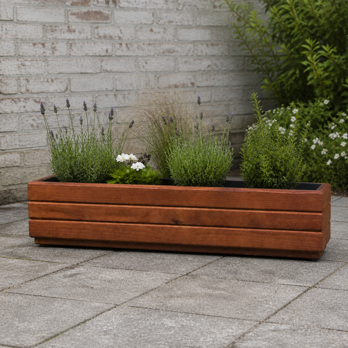 Houten balkonplantenbak 90 cm walnoot in Nederlandse tuin met rustige beplanting 