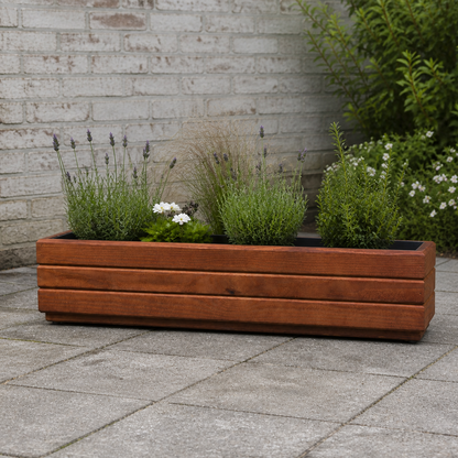 Houten balkonplantenbak 90 cm walnoot in Nederlandse tuin met rustige beplanting 